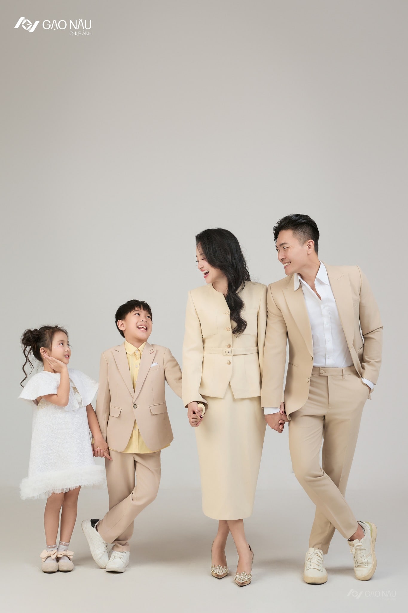 Một hôm, cả nhà ngồi cạnh nhau 3