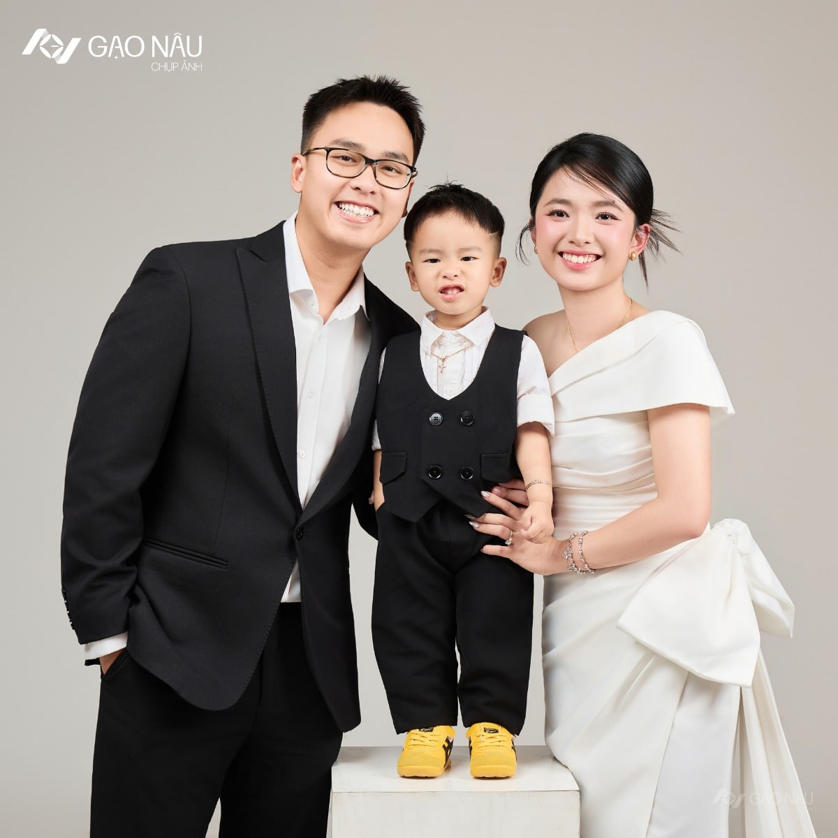 Một hôm, cả nhà ngồi cạnh nhau 5