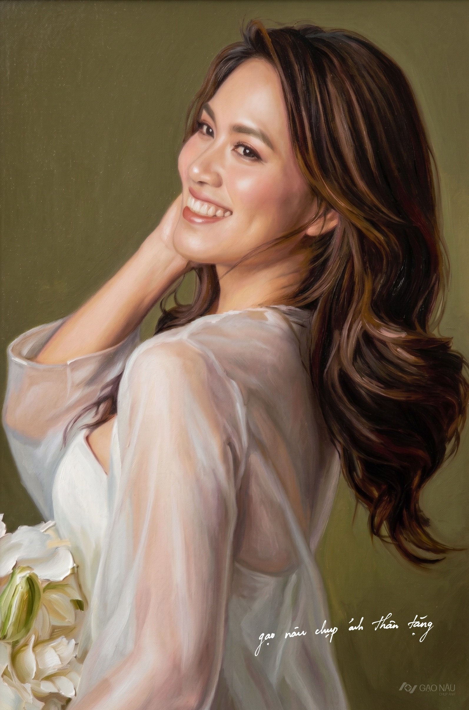 Tranh vẽ chân dung người phụ nữ áo voan trắng, tóc xoã, cười rạng rỡ nhìn sang một bên, ôm bó loa kèn trắng, nền xanh olive — dòng chữ Gạo Nâu Chụp Ảnh Thân Thương dưới góc