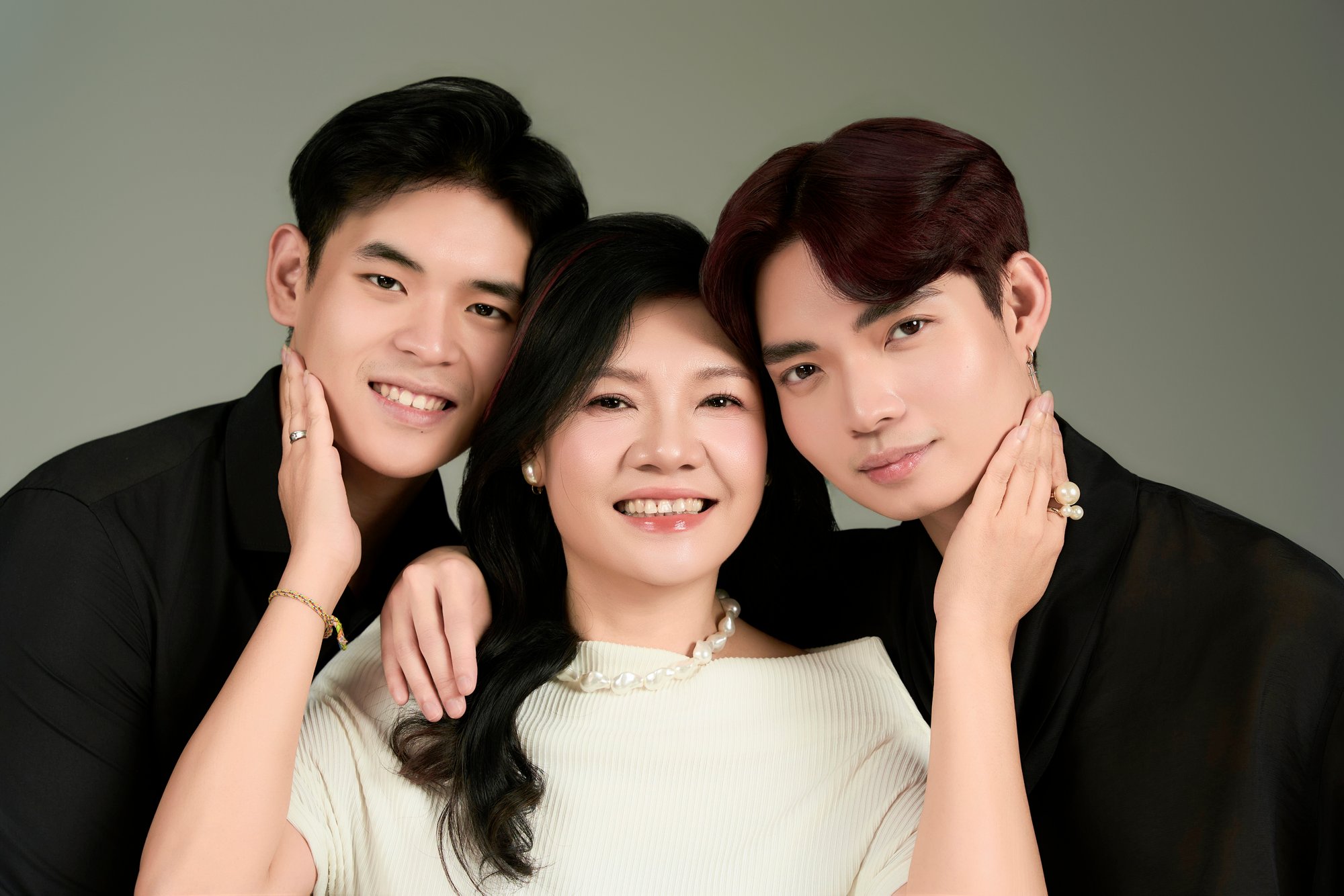 Người mẹ và hai con ôm nhau, gương mặt sát nhau — khoảnh khắc thân mật mà sáu năm rồi mới có lại