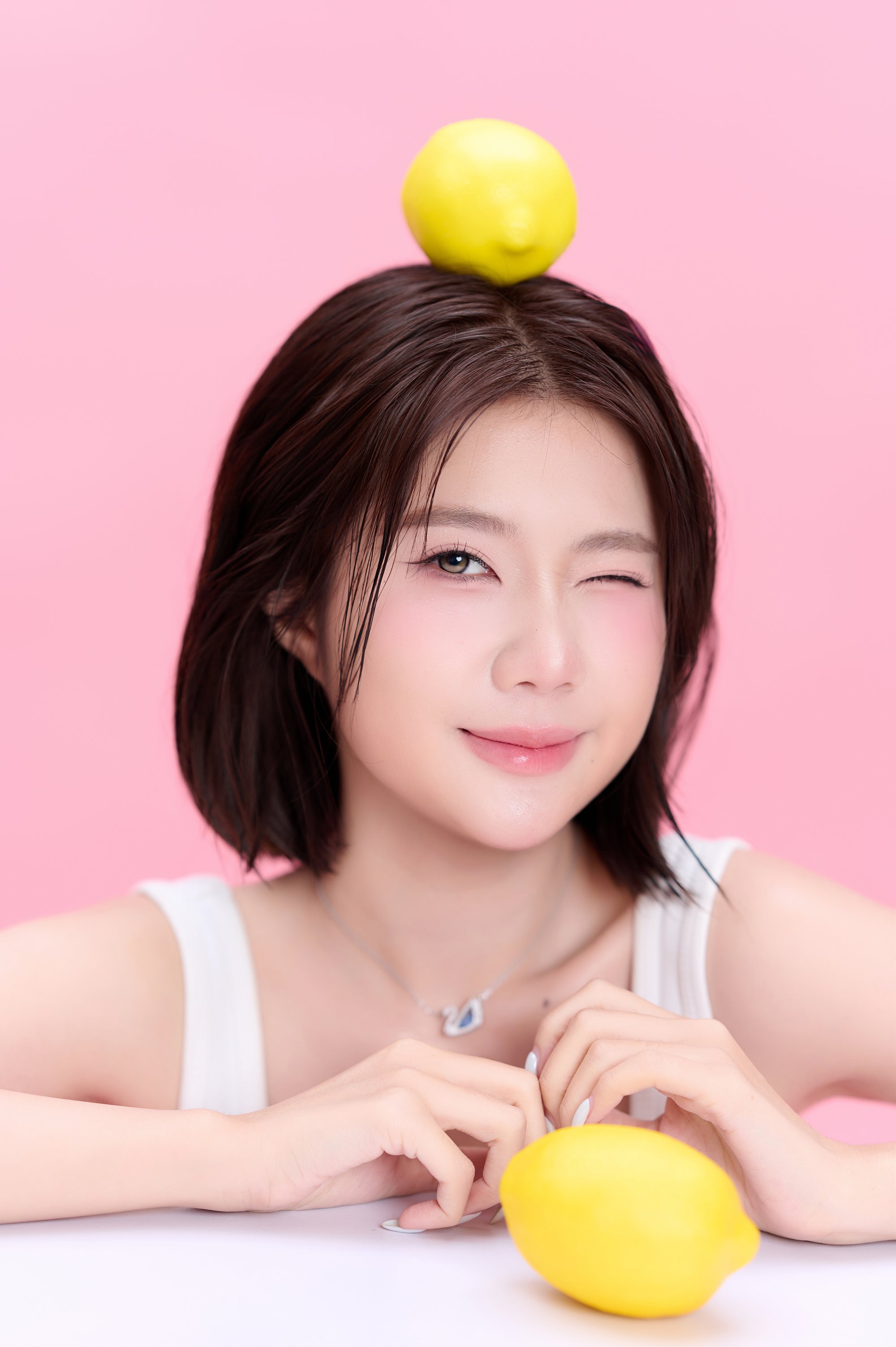 Phương nháy mắt với chanh trên đầu — vibe vui, đời thường