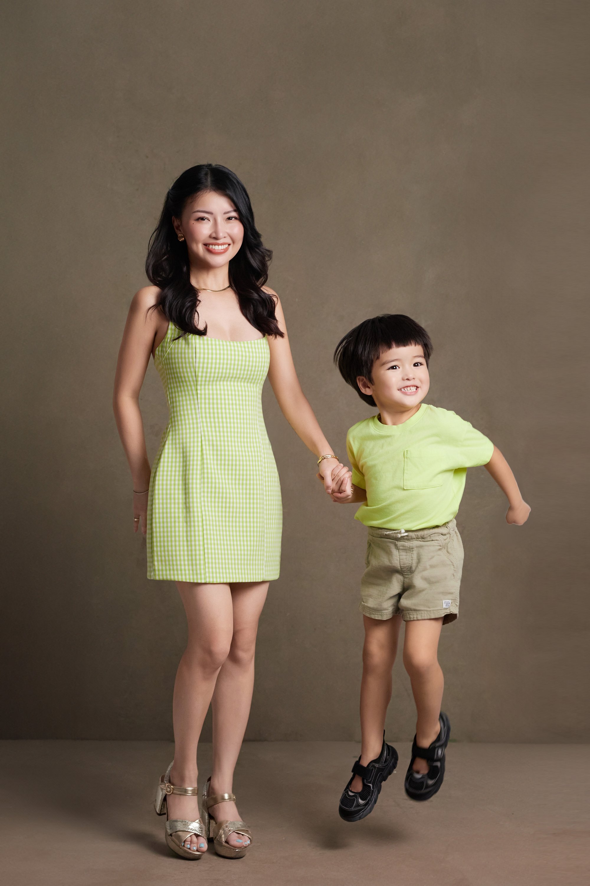 Bên cạnh một bàn tay nhỏ 11