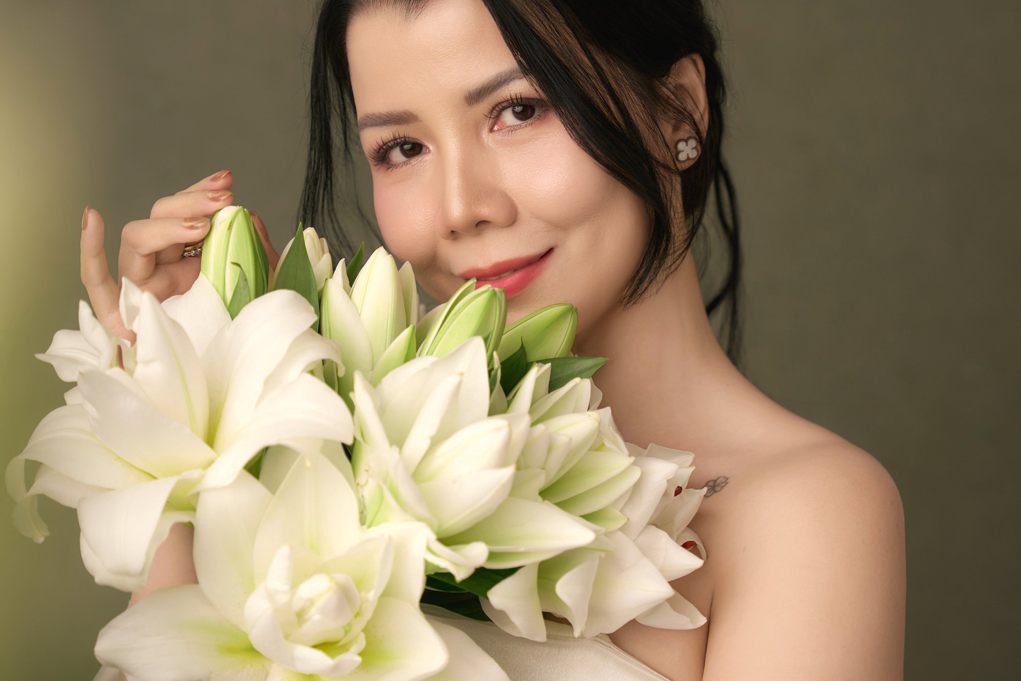 Khi con lớn, mẹ nhớ ra mình yêu hoa 1