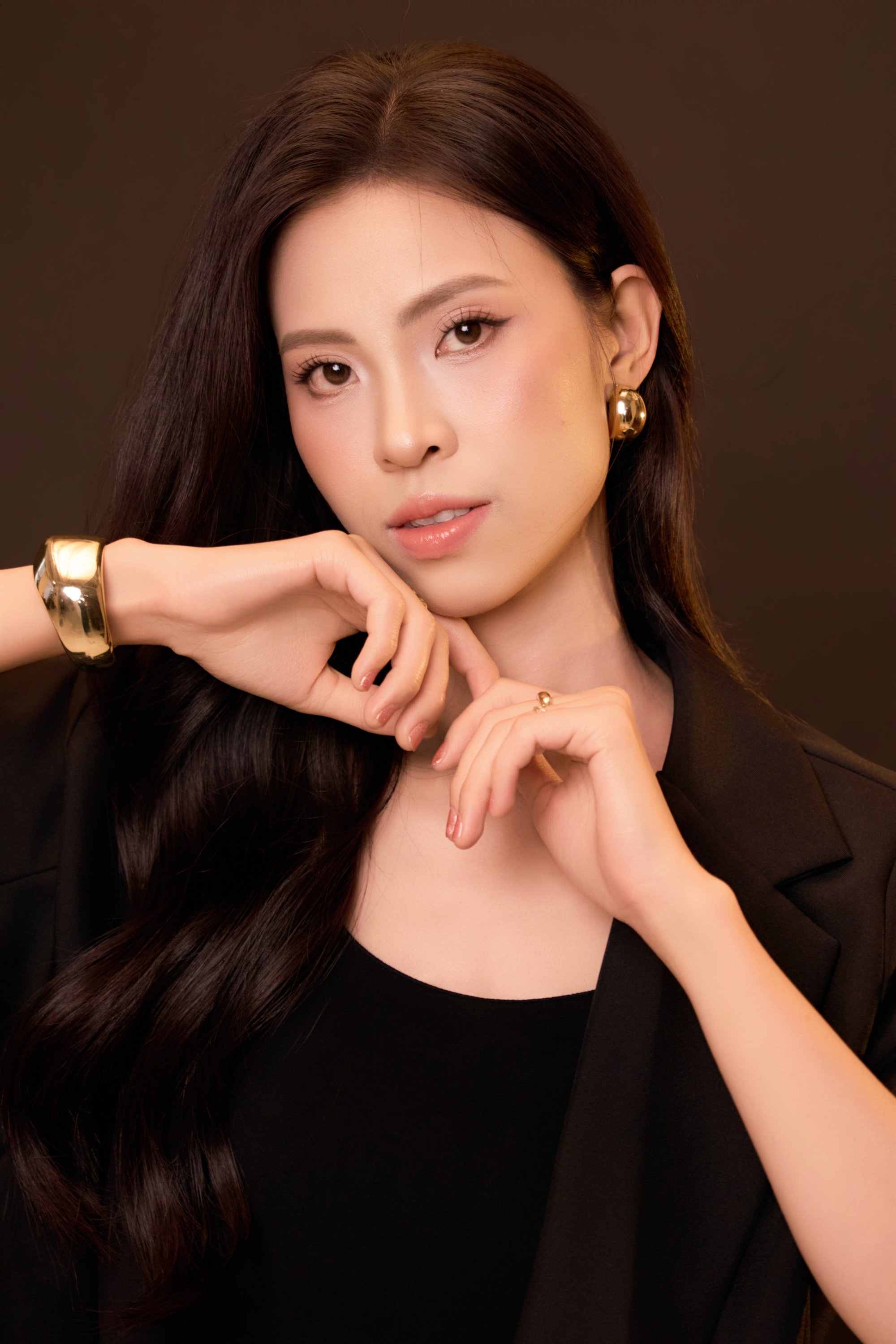 Cận chân dung chị Hồng Tươi — ánh mắt nhẹ, miệng chưa cười — sáng sinh nhật trước khi chọn cái khác cái quen
