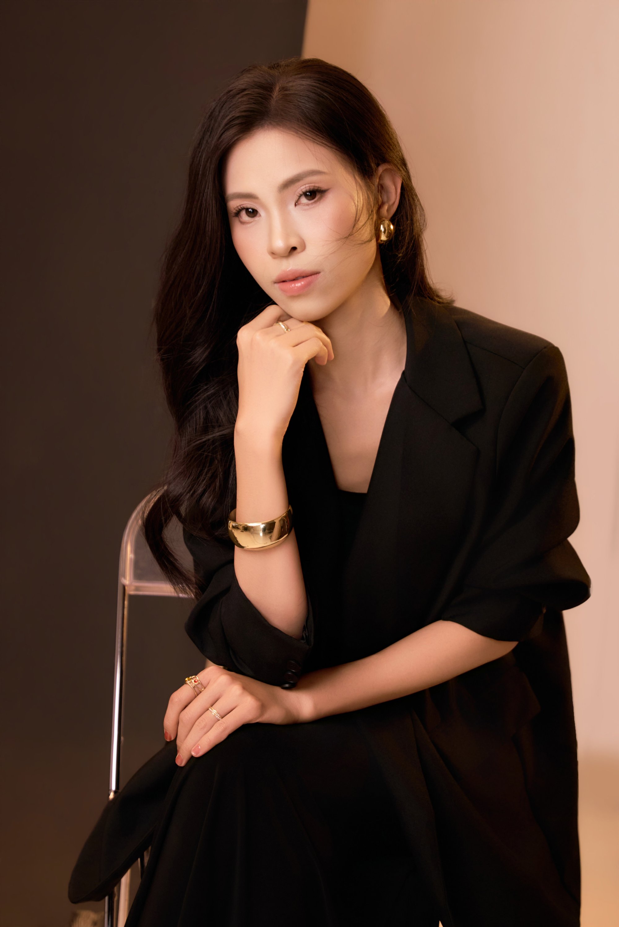 Chị Hồng Tươi khoanh tay đứng — dáng quen của một người đã chọn an toàn lâu năm