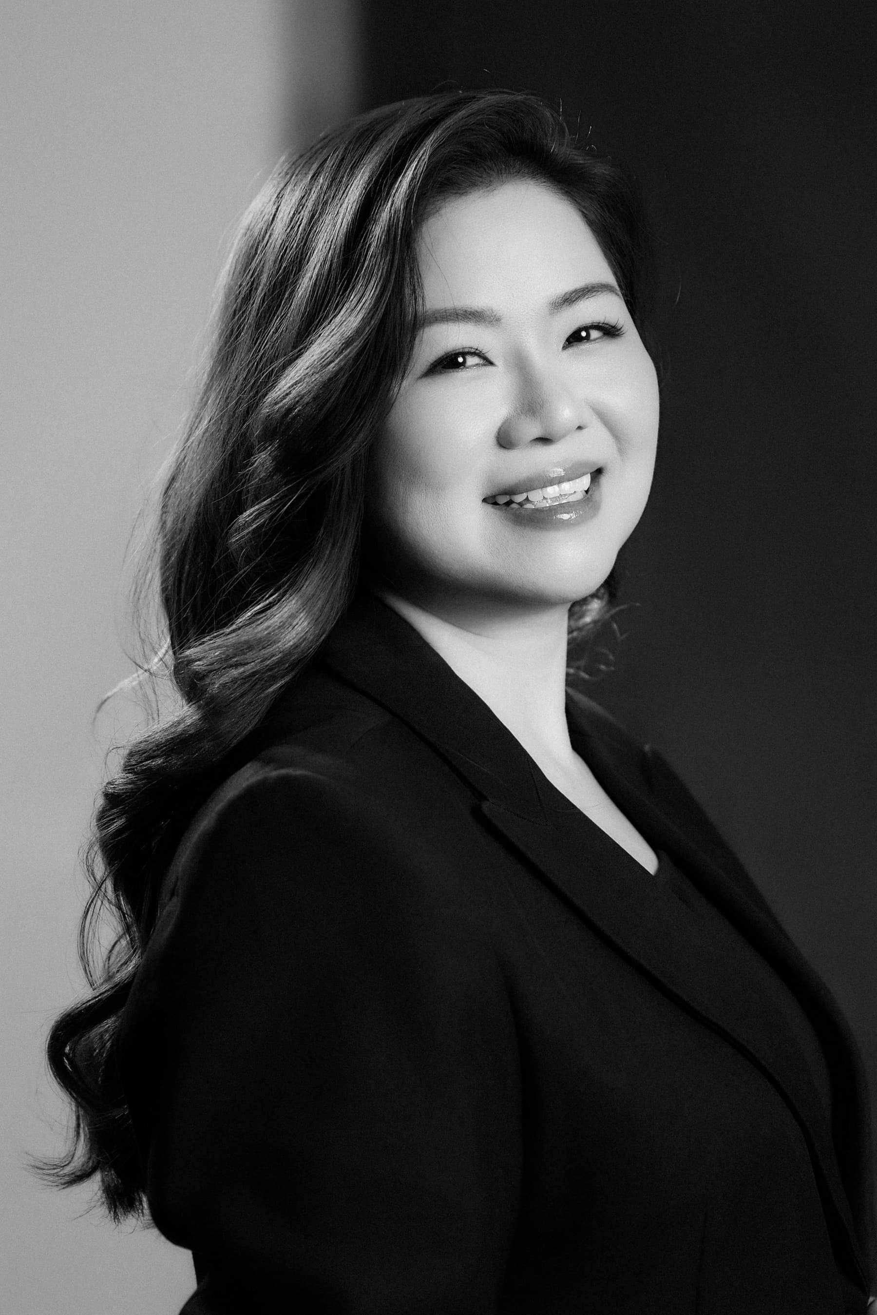 Khung hình đen trắng — Trang Ngo nhìn xa, dáng lặng; bức ảnh của một người không biến mất một cách ồn ào
